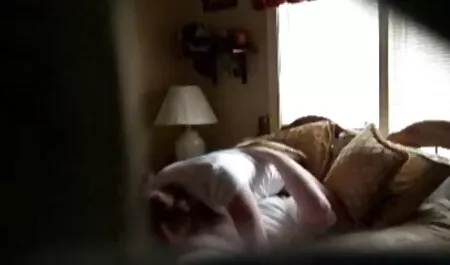 Un hombre con un vestido para llevar xxx caseros señoras éxtasis a una chica rubia
