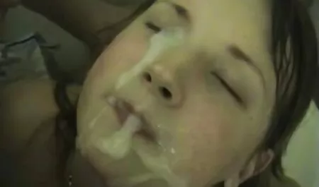 Hermosa chica porno casero romantico entra en ambos agujeros