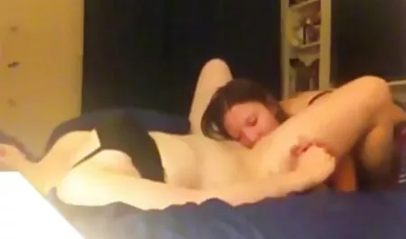 Madre solitaria xxx gays caseros con el giro del pelo pintando a un joven en un árbol