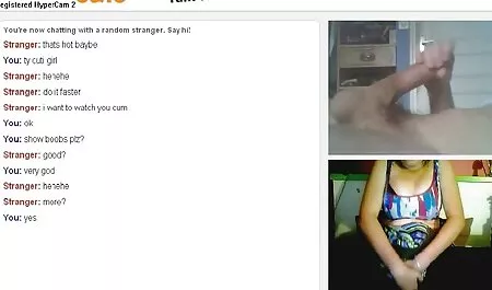 Rusa sexo casero con morenas con Tetas Grandes, sus muslos y acariciando su ano con su dedo