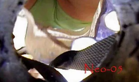 Chica en vestido muestra a sus amigos sexo casero gemidos y tener leche de sus tetas