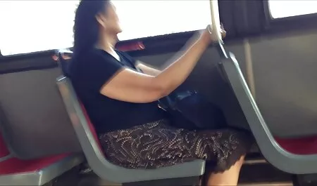Rubia quitándose sus medias y videos xxx caseros venezolanas brillante por un hombre en frente
