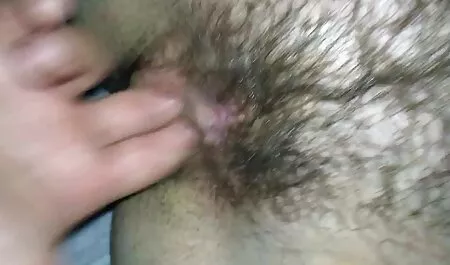 Piernas delgadas, chica expuesto sexco casero cáncer delante del sofá y dio puntos a sus amigos