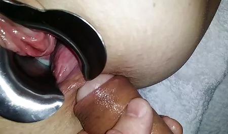 Un vecino vierte xxx casero real el aceite en la rubia y su culo en el momento del aterrizaje