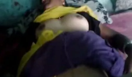Los estudiantes xnxx casero español no les dicen a las chicas donde hay una cámara en el dormitorio