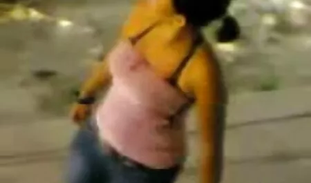 Mujer negra en camisa azul claro con sombrero en el sexo casero real coche