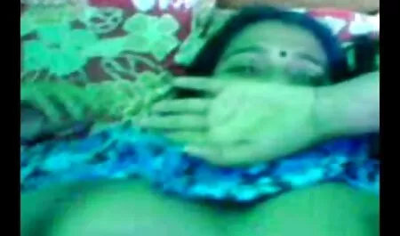 Un hombre se para en tetas mamá y luego disparar en los ojos de su real casero xxx
