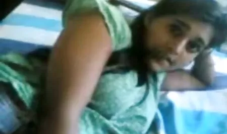 Se reunió en Internet y continuó acostándose sexo casero en el auto