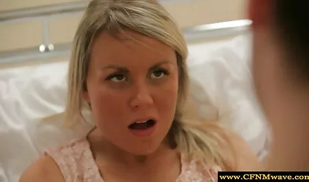 Hermosa llamada anal real casero a una chica y un Cooney patada hecha por el mejor amigo