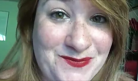 Pelo gris con jeans rasgados, tomar una mano de un chico, videos xxx caseros de lesbianas y está en el coño