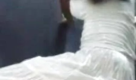 Ama de sexo casero trios casa con sujetador negro muestra culo en frente de webcam