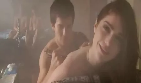 Con macho sentado en la diversión sombreros con culo ancho en un sombrero sexo casero cornudo