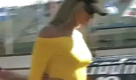 Joven arma alrededor de la casa video casero amateur