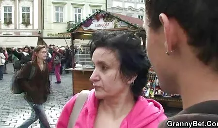 Una mujer con pelo de los años 50 con sexo casero en hotel un hombre joven en el salón