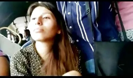 Una chica en un abrigo negro, patas delanteras del torso del hombre negro y lo lleva en porno caseras maduras sus colmillos