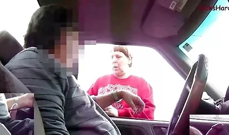 Un hombre y un hombre blanco rasgan y al mismo tiempo las mujeres están en sex casero jabón