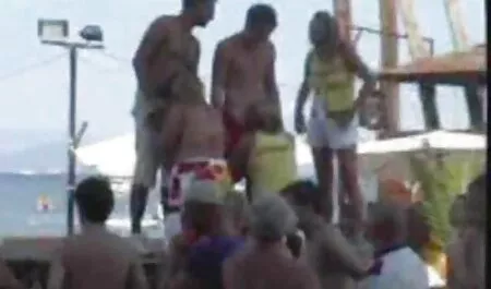 Chica tímida muestra sexo casero lesbianas miembros y publicado