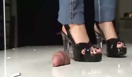 Joven socio insertar un stud para videos caseros amatuer un asiático mujeres en vestidos transparentes
