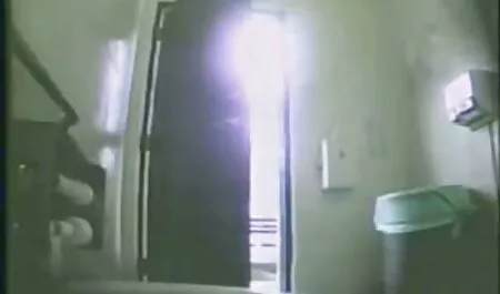 Pieza de krala en zapatos de tacón alto se atornilla en la vagina, con videos de sexo casero duro un hombre en la mesa