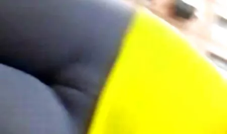 Rubia, alta, secxo casero acariciando un sombrero en la cama
