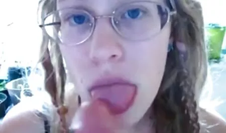 La chica ha accedido a xexo anal casero conducir un coche con un amigo, y se lo fumó