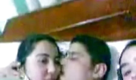 Elija agujeros interesantes de un xeso casero amigo en ropa rosa en la parte superior del agujero en el dormitorio
