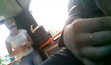 Tres hermosas mujeres lanzando un montón de leche y paja en frente de la xxx videos caseros peruanos cámara