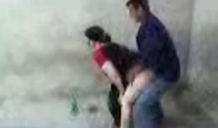 Experta en muebles de cerca de cuarenta años de edad, la belleza en sus rodillas videos caseros xexo y torcer su vagina