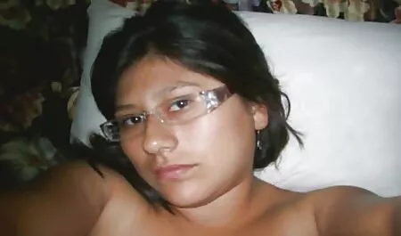 A un hombre le gusta ver a su esposa elegir su lencería sexl casero