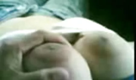 Mujer de pelo rosa esconde la cara bajo una máscara y se masturba con dos juguetes videos sexo trios caseros