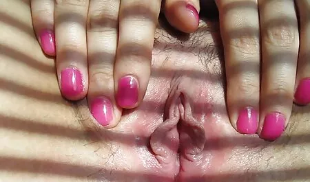 Aceitado belleza gay amateur casero y masturbación besos anal en el sofá con un dulce
