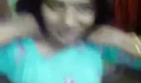 Phoenix Marie fue a videos de sexo anal casero la casa de un amigo sin ropa interior y comenzó a secar ambos agujeros en los ojos