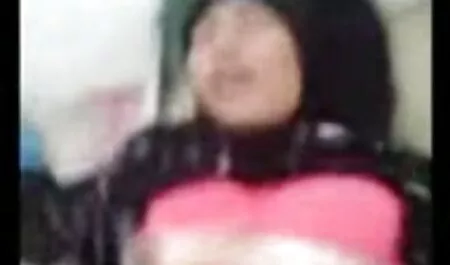 Morgan Lee de una persona negra sexso casero en español con ropa negra, y entrégate a él