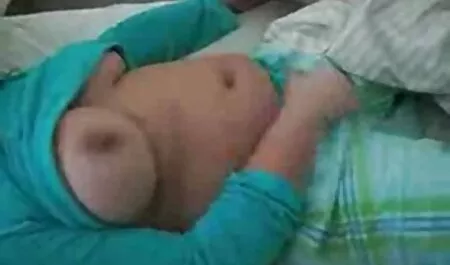 Los hombres masajean a sexsocasero una chica y la lubrican con aceite
