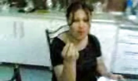Bastante bollo divertirse con su amante en el sofá negro sexo caseros gay