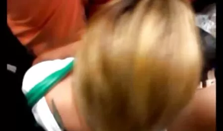 Después de aceitar ssexo casero después de la ducha, morena y el pelo en la cama