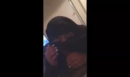 Un camarero en videos trios reales un vestido blanco retorció su culo elástico delante del dueño y la puso en su cama