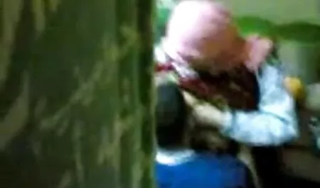 ¿Quién empuja el cuerpo en la chica seexo casero en la vagina de un vaquero,