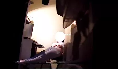 Marido grita a su esposa en una camiseta negra en el culo y videos pornos caseros de trios pierde semen en el coño en la webcam,