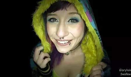 Mujer joven en una blusa blanca, una caseros xxx bañera con un chico y el Señor Grande