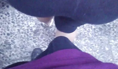Hermosa mamá hermosa Masaje su xxx sex casero coño mientras tiene sexo con su pareja
