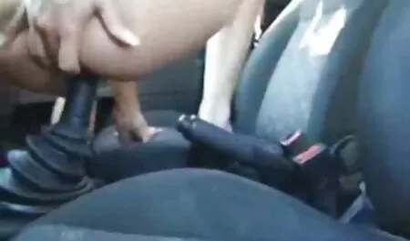 Una persona que videos caseros xxx venezolanas tira del pasador de la tapa a una dama.,