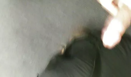 Chica en medias azules clavado hahal en un momento de apariencia y un juguete videos caseros amateurs en el coño