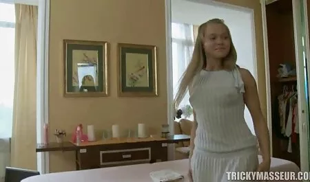 Rubia, tratando la secreción nasal xecso casero con su vagina