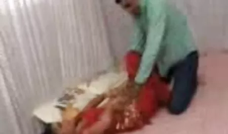 Un joven escupiendo en el culo videos caseros de gay de una mujer con el tatuaje en el culo,