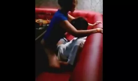 El hombre negro debe asegurar los agujeros para los porno casero asiatico dos animales blancos