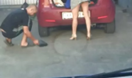 Un hombre ayuda casero español xxx a un hindú a hacer yoga y besa sus pies con su estómago