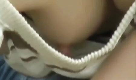 Las mujeres embarazadas se acuestan en una silla y se empujan a sí mismas para ser el blanco de un flaco aplastamiento videos caseros de xexo en el patio trasero