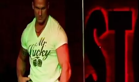 Tres chicas en el lado tienen sexo con un hombre y chupar su porno oral casero pene
